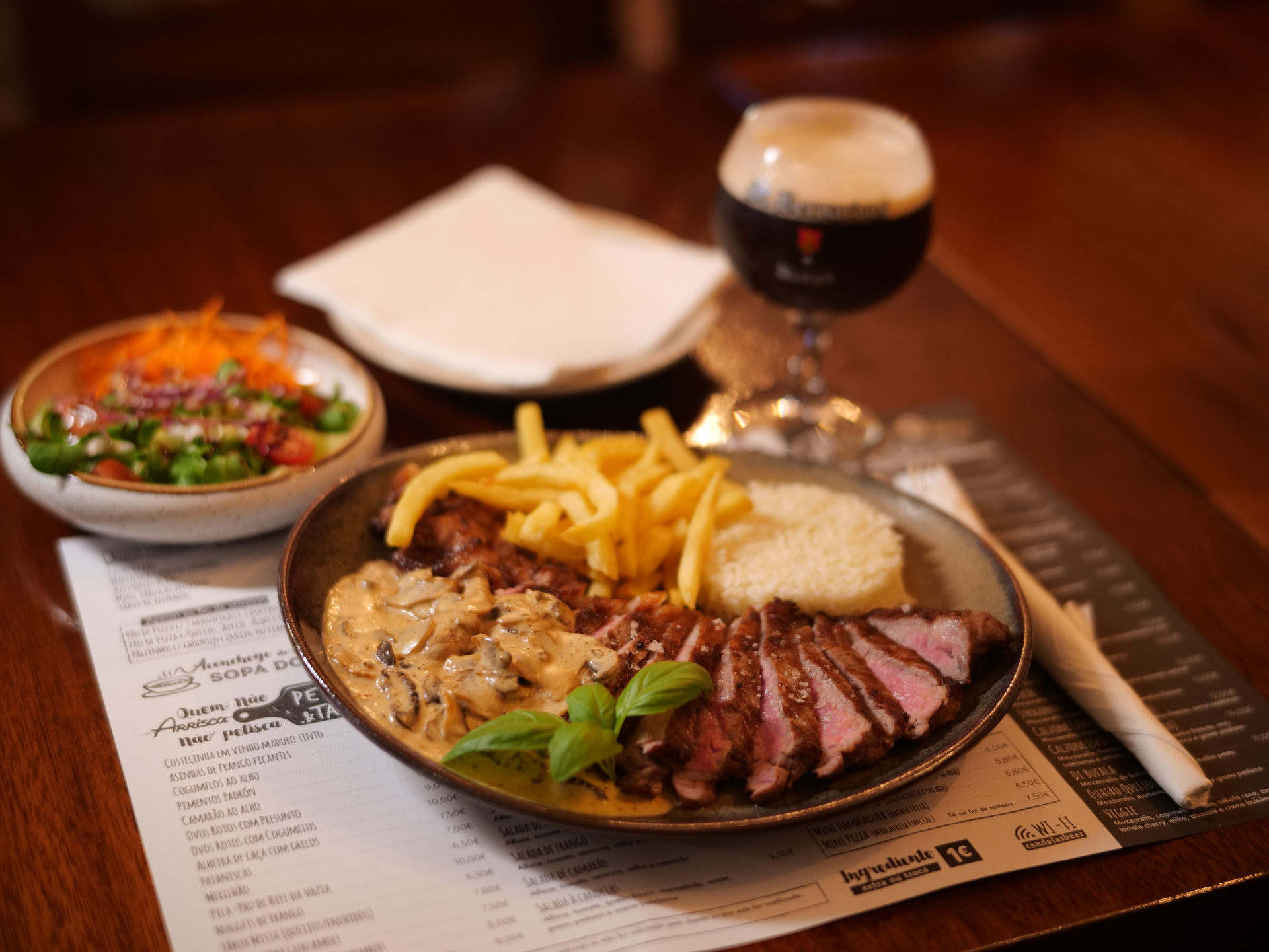 Bife fatiado com molho de cogumelos, arroz e batatas fritas no restaurante Candeias