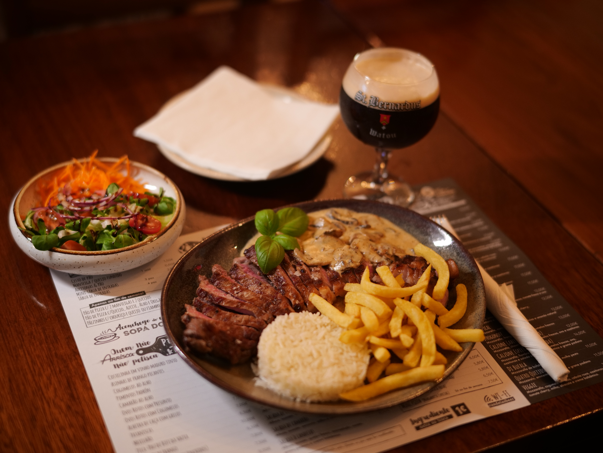Prato do Candeias: bife com molho de cogumelos, arroz, batatas fritas e salada, servido sobre o menu do restaurante